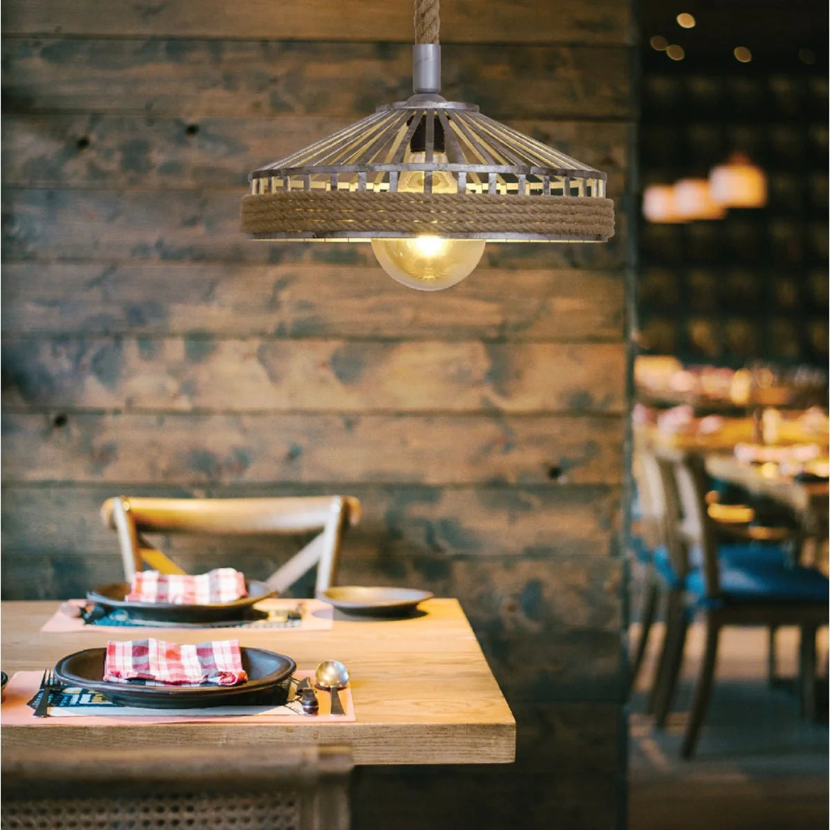 Подвесной светильник с металлическим каркасом и джутовым канатом, идеально подходит для интерьеров в стильном собственном стиле.