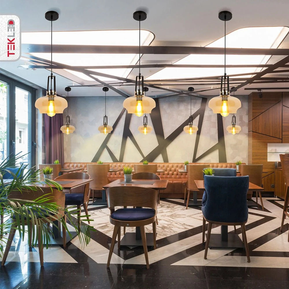 Подвесной светильник с шаговой купольной абажурой из янтарного стекла, идеально подходит для уютного обеденного пространства в современном стиле.