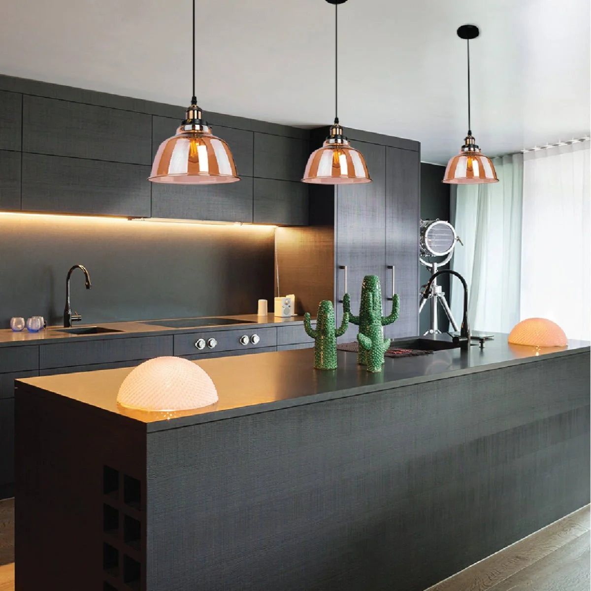 Подвесной светильник с янтарным стеклянным абажуром в современном интерьере столовой, создающий атмосферу уюта.