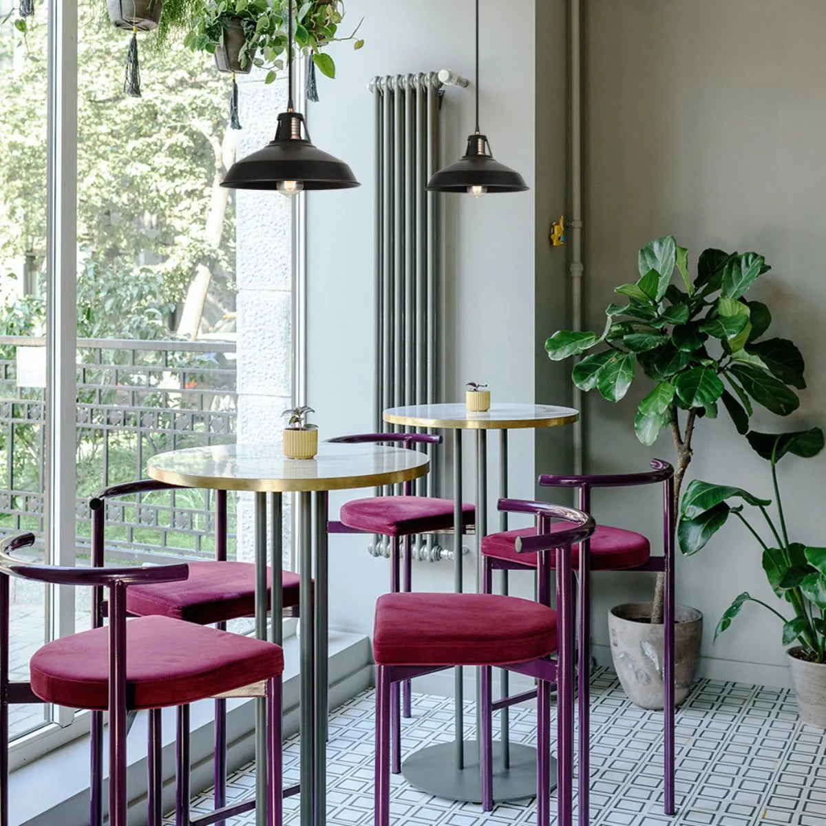 Подвесной светильник в черном металлическом стиле, идеально подходит для современного интерьера гостиных и кухонь.