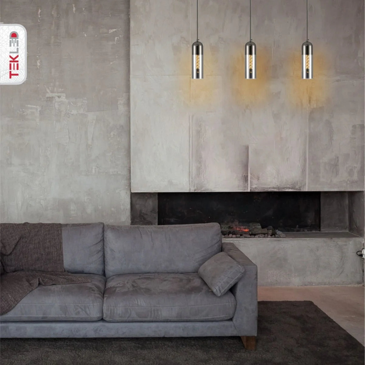 Подвесной светильник из дымчатого стекла с черной отделкой, подходящий для современных пространств, таких как гостиная или столовая.