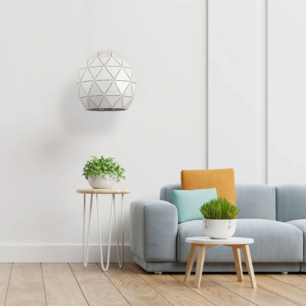 Подвесной светильник в белом металлическом глобусе в современном интерьере кухни, создающий уютную атмосферу.