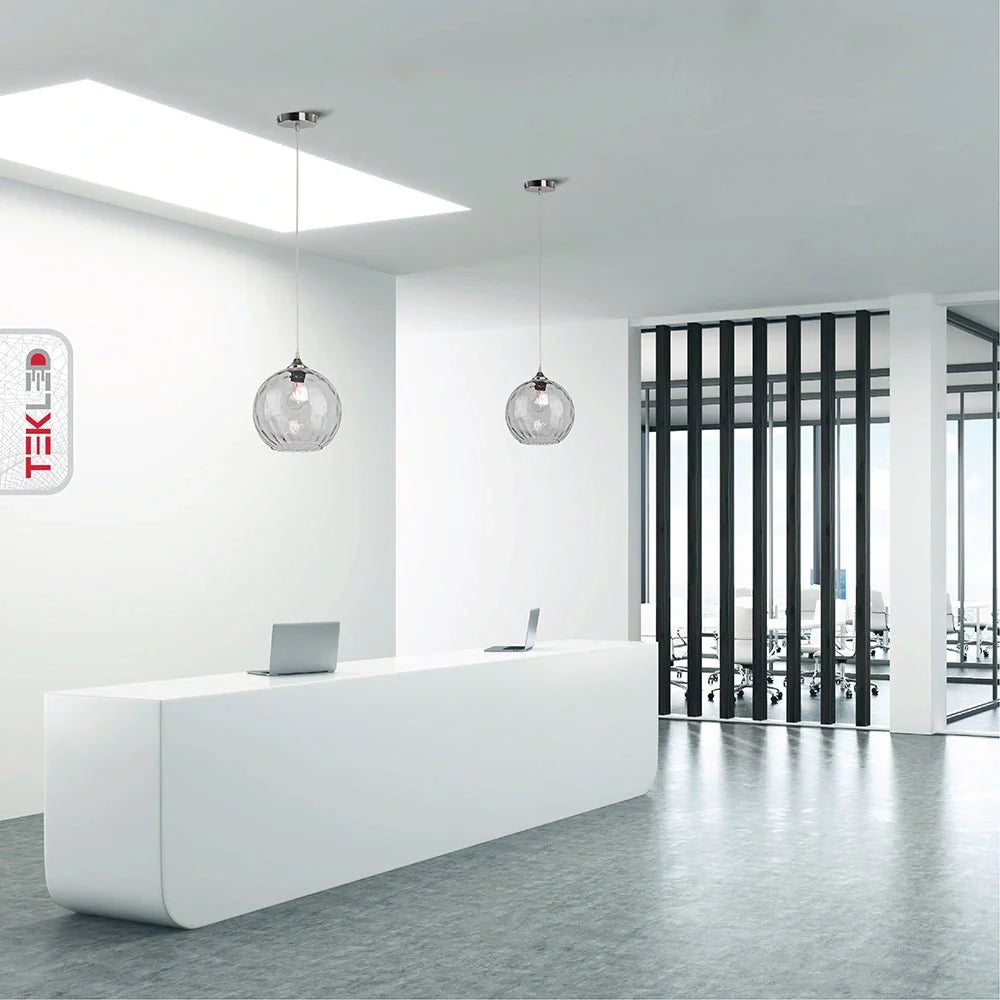 Подвесной светильник в виде прозрачного стеклянного шара, идеален для кухни в современном интерьере.