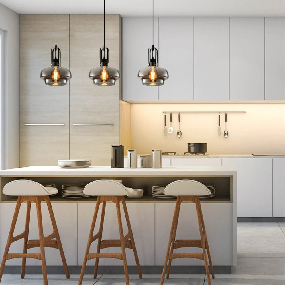 Подвесной светильник с черным металлическим каркасом и дымчатым стеклом, идеален для современных гостиных.