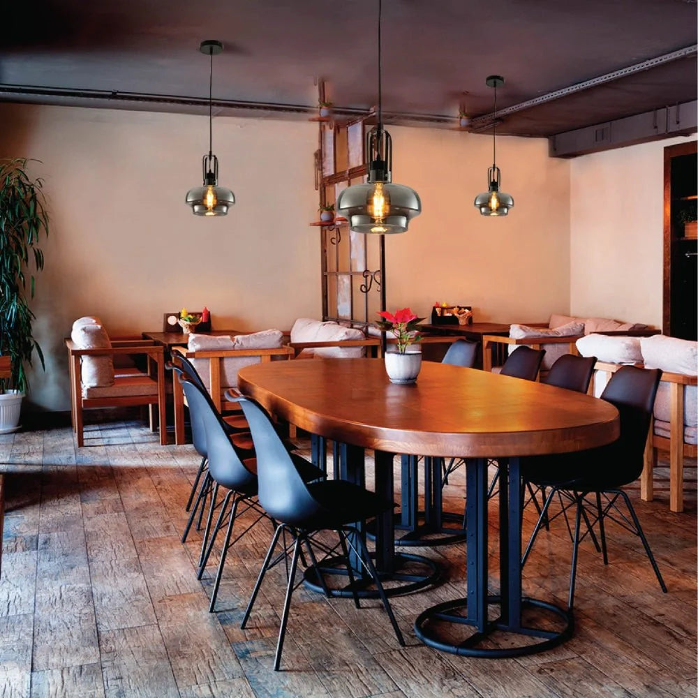 Подвесной светильник с черным металлическим каркасом и дымчатым стеклом, идеален для современных гостиных.