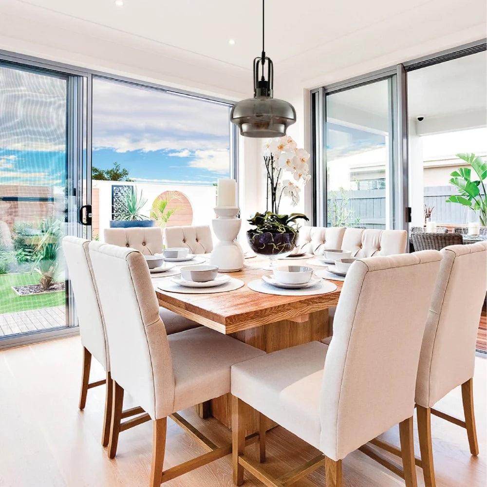 Подвесной светильник с черным металлом и дымчатым стеклом, идеален для современных интерьеров в гостиной или столовой.