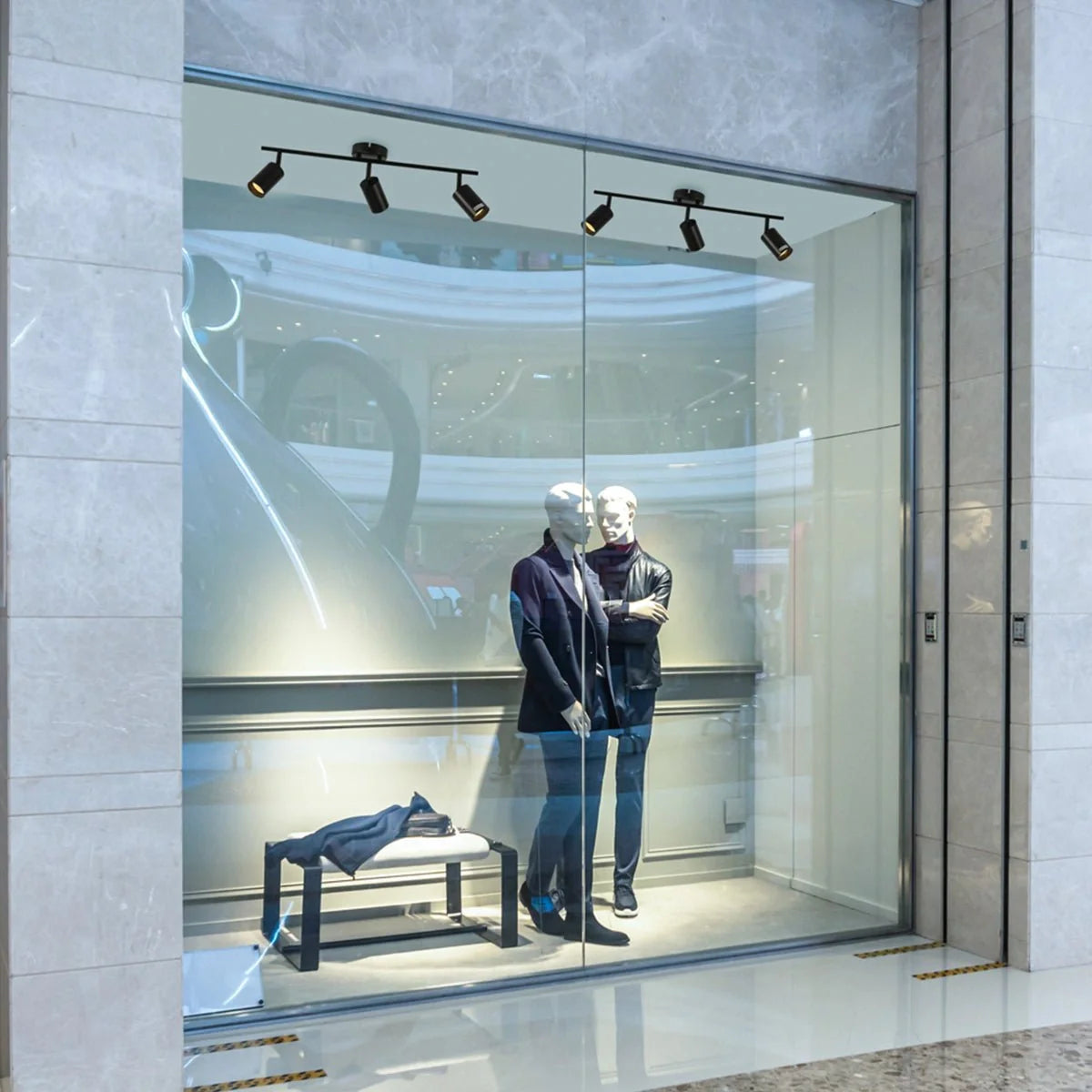 Точечный светильник с GU10, установленный в современном интерьере, подходит для освещения гостиных и офисов.