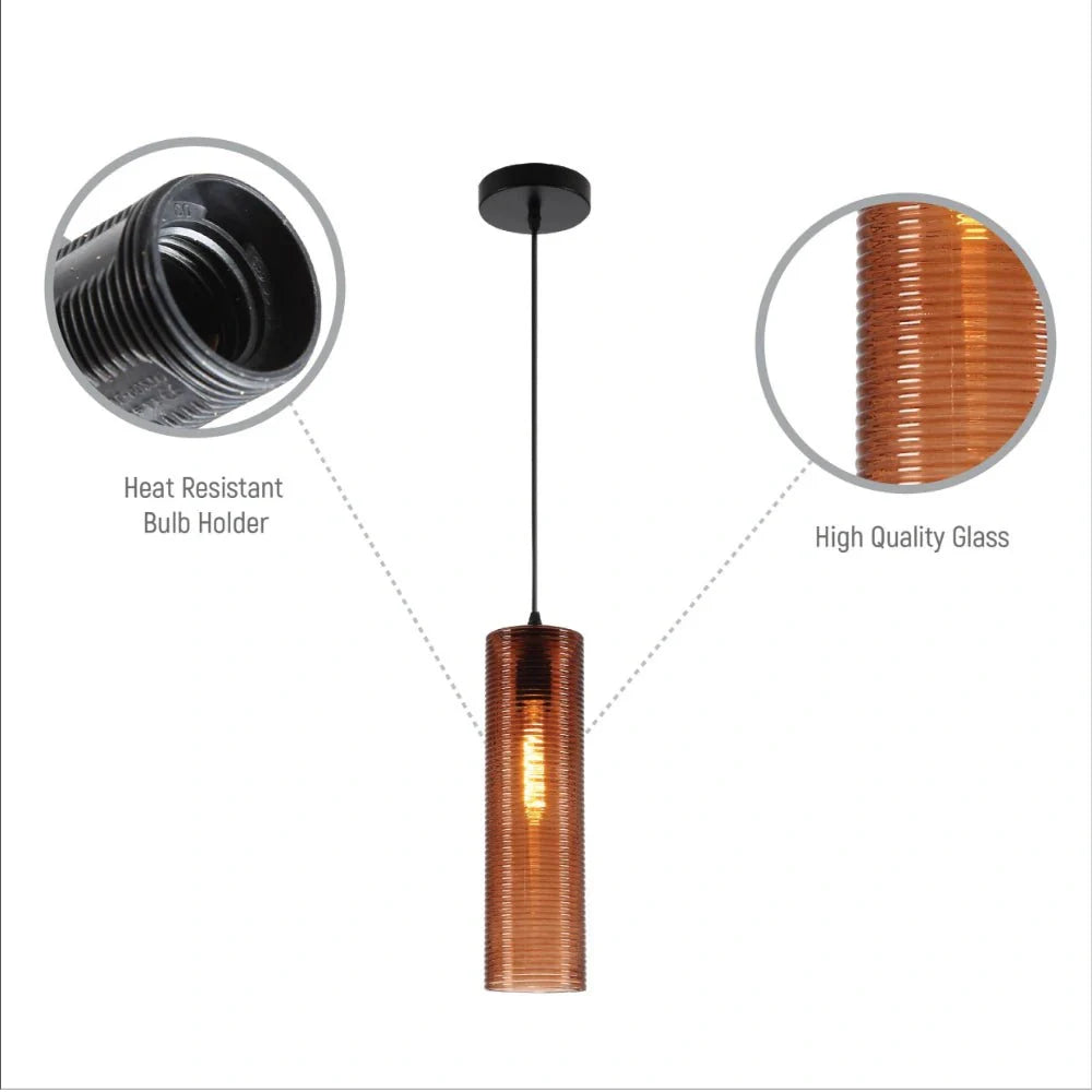 Крупный план цилиндрического подвесного светильника из коричневого стекла с рифлениями, идеально подходит для современных интерьеров.