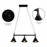 Крупный план черной металлической воронкообразной люстры для кухни в индустриальном стиле, идеально подходящей для современных интерьеров.