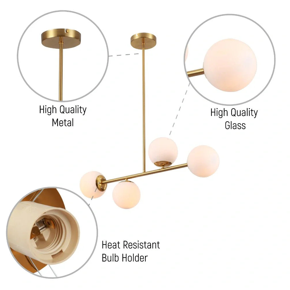 Крупный план потолочного светильника с четырьмя E27, золотым металлом и опалевыми стеклянными шарами, идеально для современных интерьеров.