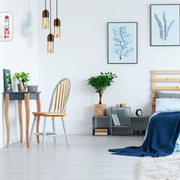 Подвесной светильник с ребристым янтарным стеклом в современном интерьере dining room, сочетая стиль и элегантность.