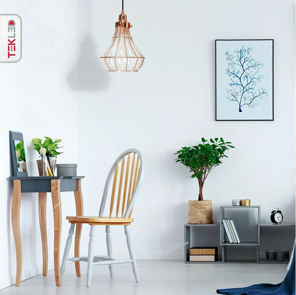 П pendant light с прозрачным стеклом и медной решеткой, идеально подходит для кухни в индустриальном стиле.