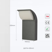 Современный настенный светильник для улицы с LED освещением, идеально подходит для террас в минималистском стиле.