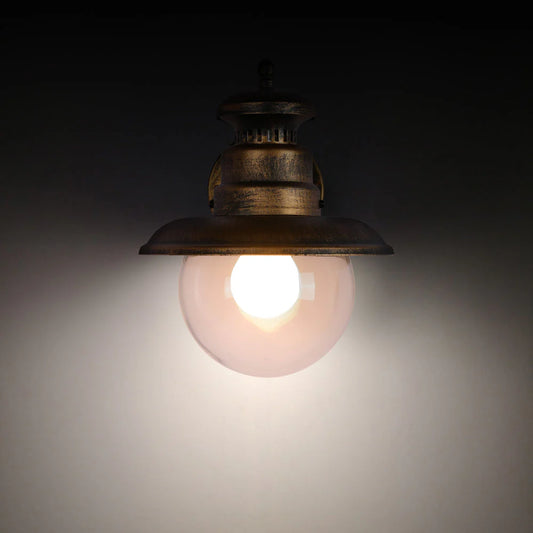 Уличный настенный фонарь в черном цвете с золотым акцентом, идеально подходит для террас и садов в современном стиле.